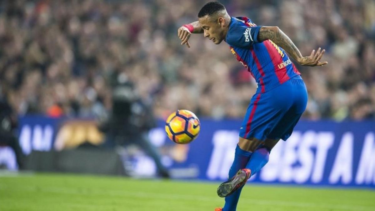 Neymar controla el balón en el Barça-Granada del Camp Nou.-JORDI COTRINA