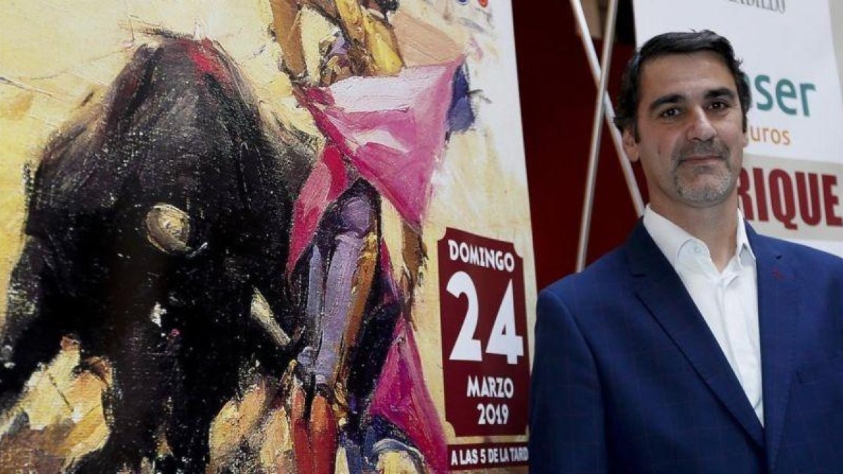 Jesulín de Ubrique, junto al cartel que anuncia la corrida de Morón, este viernes.-EFE