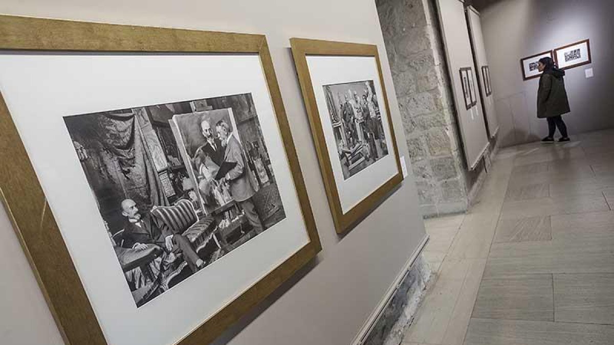 Vista de la sala en la que se observa en primer plano una fotografía de Luis R. Marín que muestra a Sorolla pintando a Jacinto Benavente.-Santi Otero