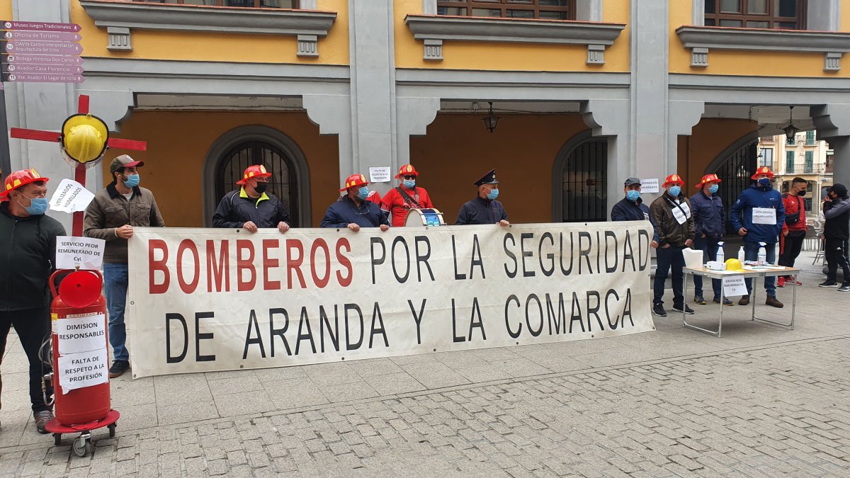 Los bomberos llevan años reclamando mejoras salariales. L. VELÁZQUEZ