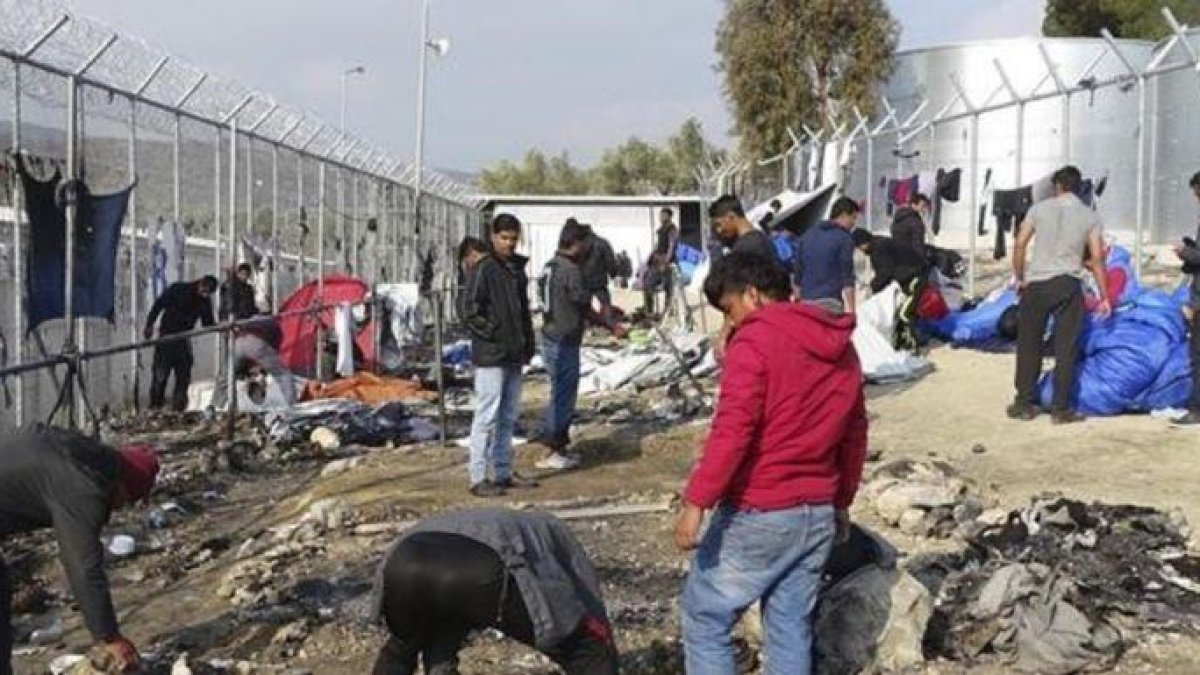 Campamento de refugiados de Moria, en la isla griega de Lesbos, tras la explosión de butano en la cocina.-AP