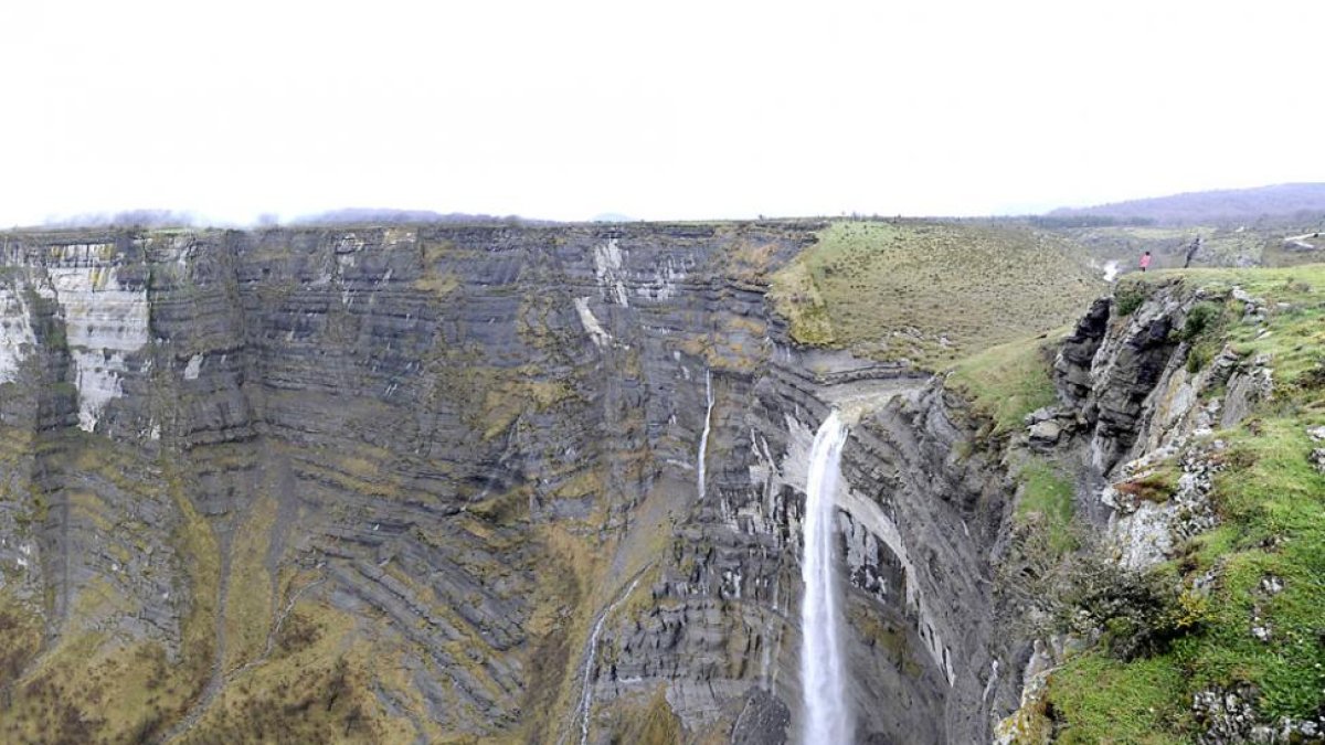 Espectacular imagen del salto del Nervión.-I. L. MURILLO