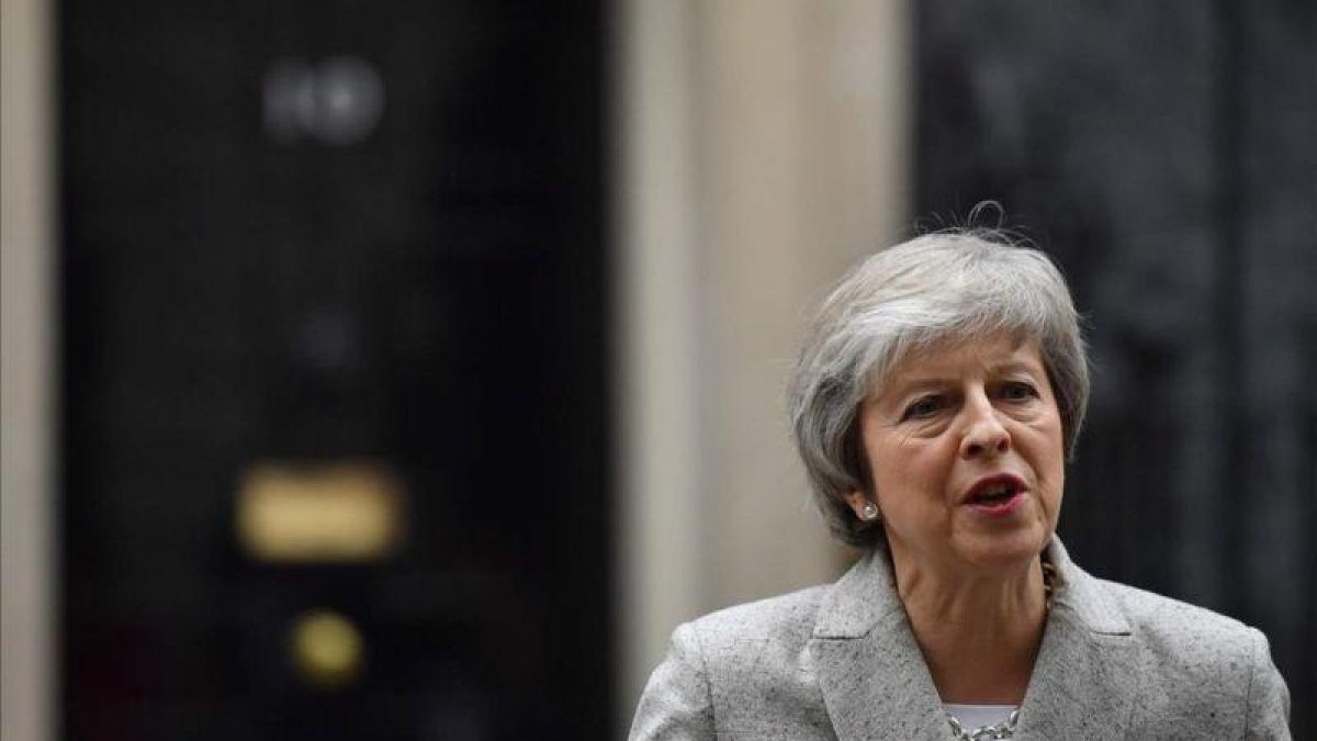 Theresa May, ante su residencia en el 10 de Downing Street.-EL PERIÓDICO