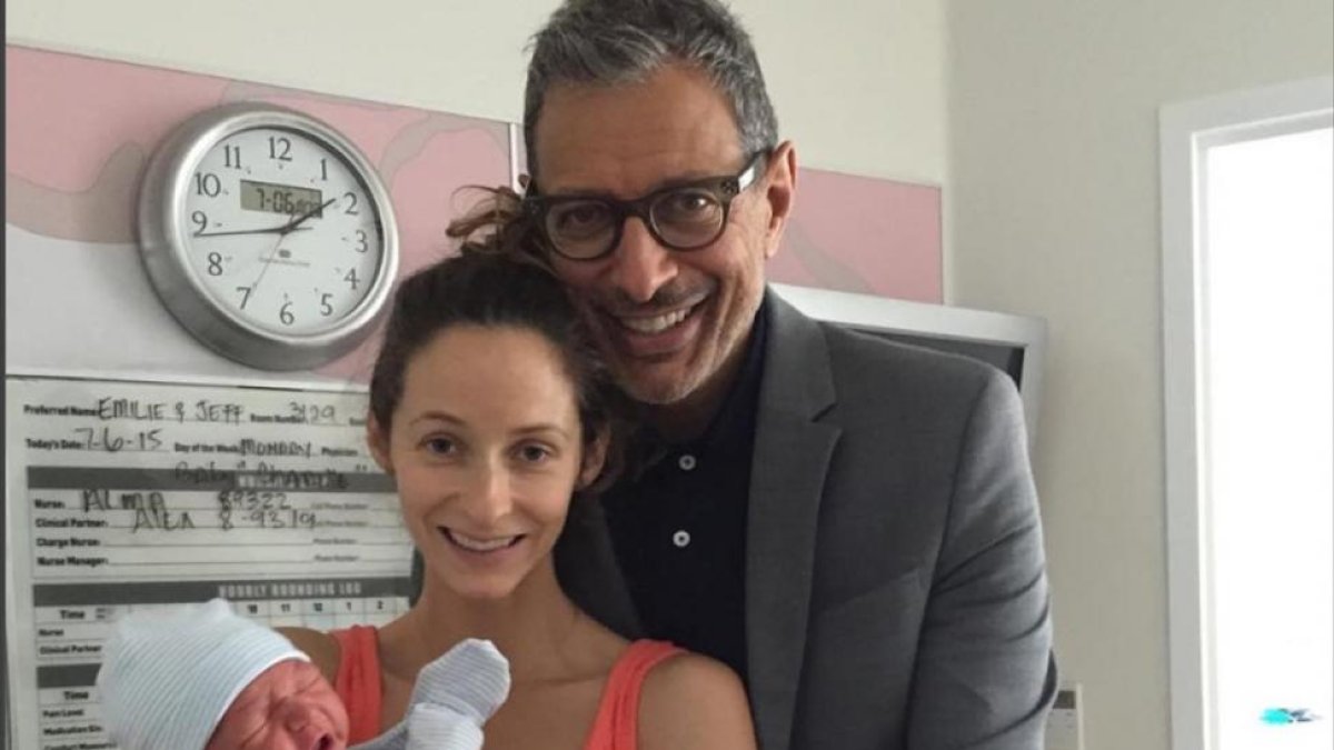 Jeff Goldblum y su mujer, Emilie Livingston, con su hijo recién nacido, Charlie Ocean, en julio del 2015.-INSTAGRAM