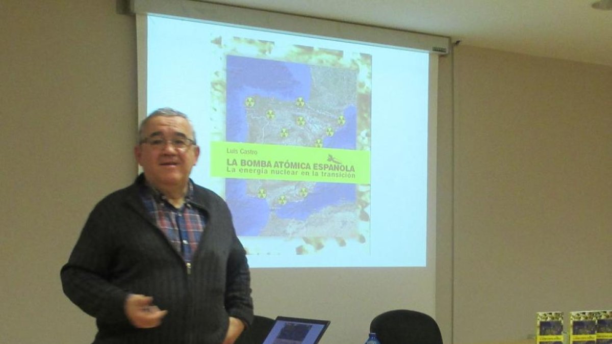 El autor, durante la presentación de libro en Miranda.-E.M.
