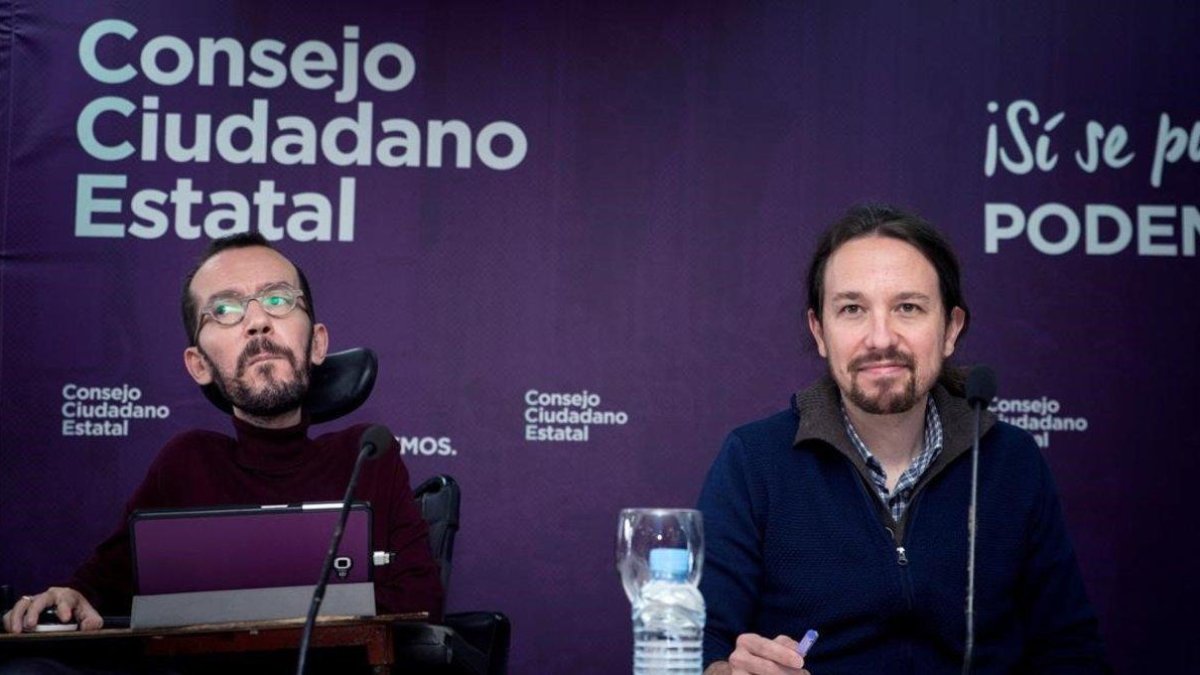 El secretario general de Podemos, Pablo Iglesias, junto al secretario de Organización, Pablo Echenique, durante la reunion de urgencia del Consejo Ciudadano Estatal del partido-EFE