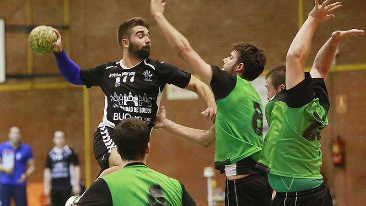 Lance del partido disputado ayer en el Carlos Serna.-RAÚL OCHOA
