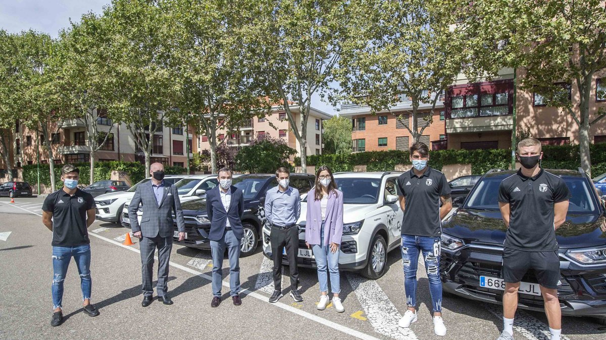 BCF SOBRE RUEDAS. Si la pasada semana fueron los jugadores los protagonistas, ayer llegó el turno para los miembros de la directiva del Burgos CF, que recibieron los vehículos SsangYong que entregó GJ Automotive, patrocinador oficial del club, para el uso de los trabajadores de la entidad.