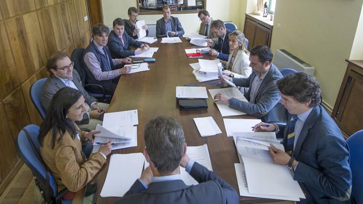 Un momento de la reunión del consejo de administración de Parkmusa, ayer, en Alcaldía.-ISRAEL L. MURILLO