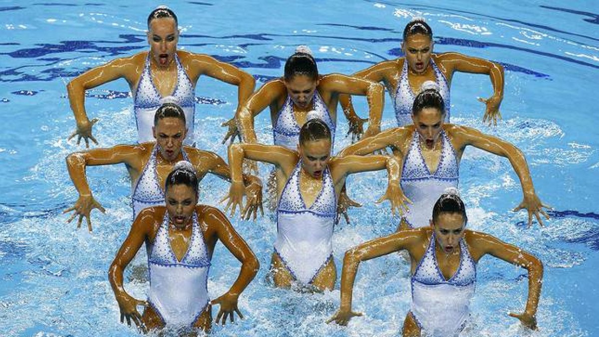 El equipo español de natación sincronizada, durante su ejercicio en los Juegos Europeos de Bakú.-Foto: REUTERS / KAI PFAFFENBACH