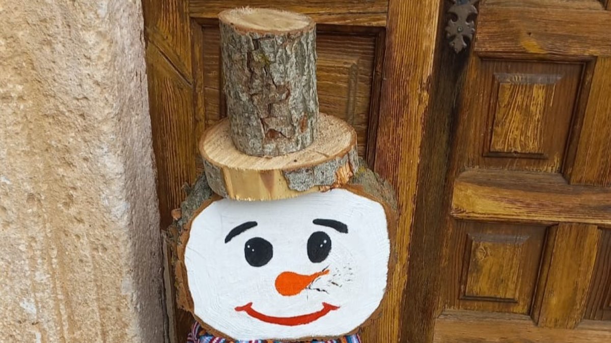 Adorno creado por las vecinas de Gumiel de Izán con materiales naturales y reciclados. ECB
