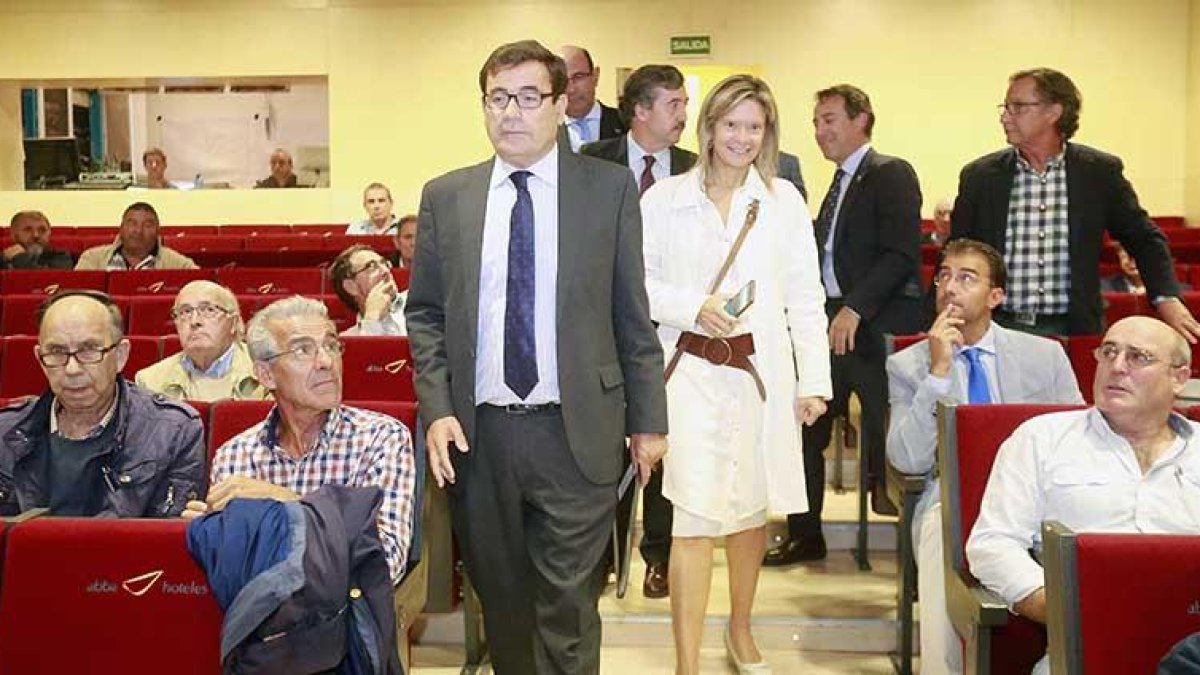 El secretario de Estado de Agricultura y Alimentación, Carlos Cabanas, justo antes de clausurar la Jornada de Cooperativismo de Caja Viva Caja Rural.-RAÚL G. OCHOA