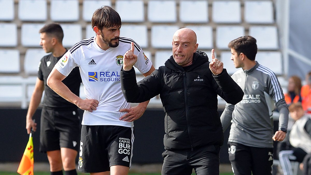 Julián Calero repasa conceptos con Atienza en El Plantío. Santi Otero