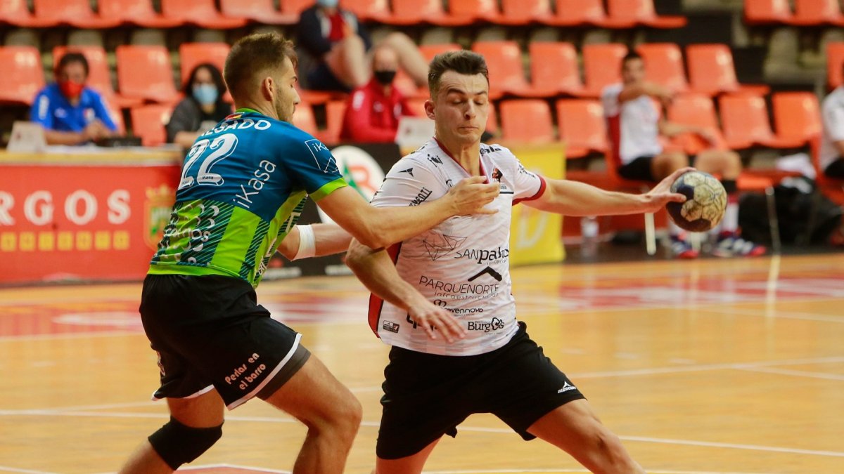 Joshua da Silva busca la mejor opción ofensiva. SANTI OTERO