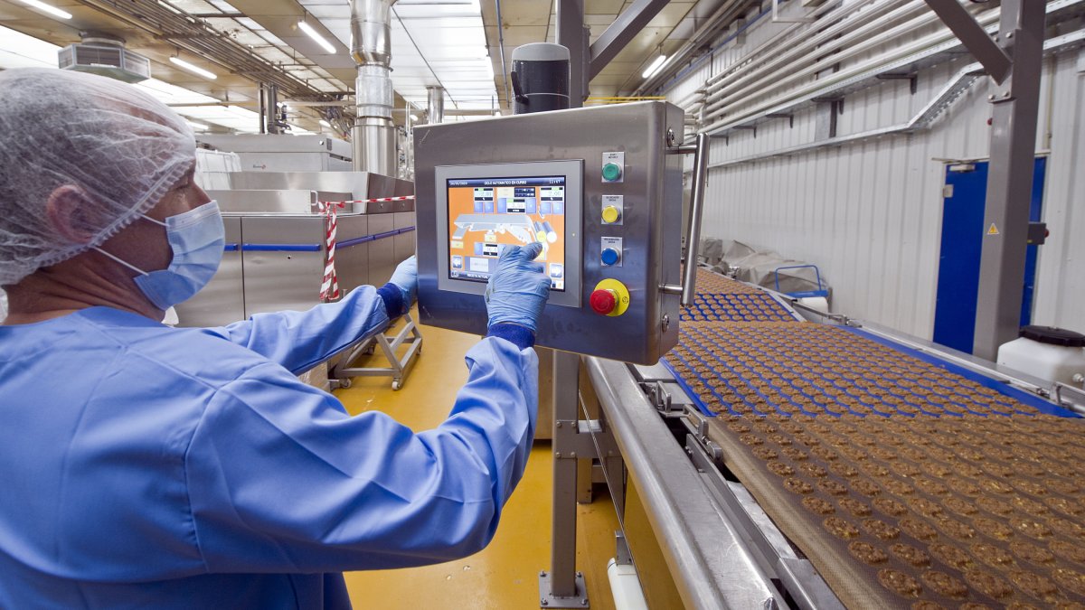 Un operario controla una de las líneas de producción. ISRAEL L. MURILLO