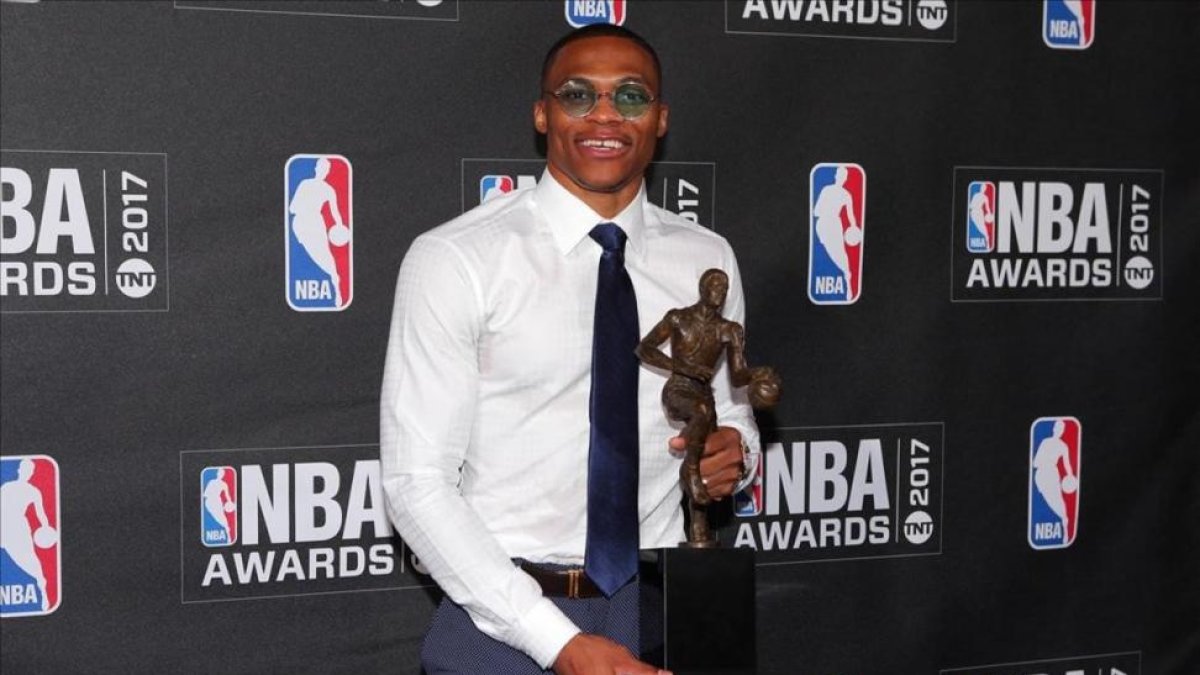 Westbrook posa con el trofeo que le acredita como MVP de la temporada-BRAD PENNER / USA TODAY SPORTS