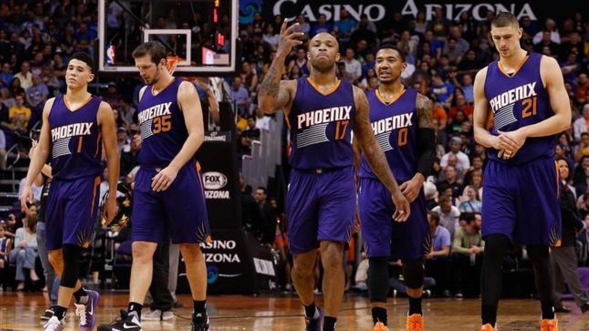 Los jugadores de los Suns, durante un encuentro.-AFP / CHRISTIAN PETERSEN