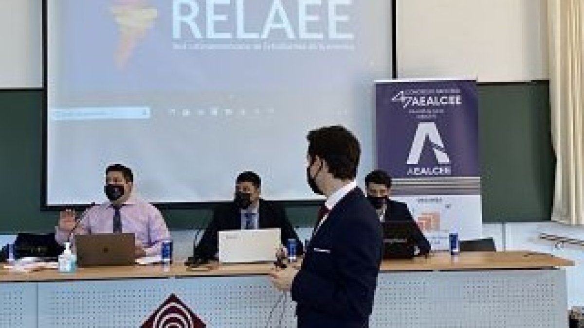 Imagen del pleno de la AEALCEE. Sergio Manzano