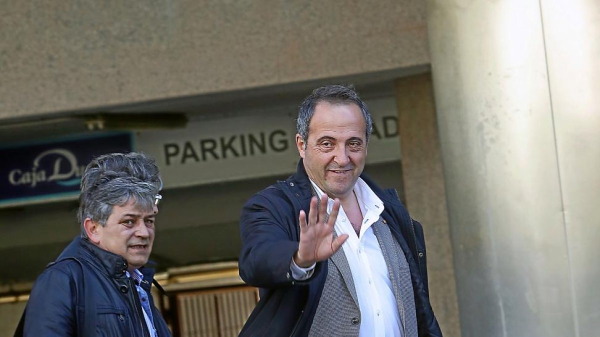 Representantes de CSICA en la puerta de la sede de EspañaDuero el martes-R. P. Vieco
