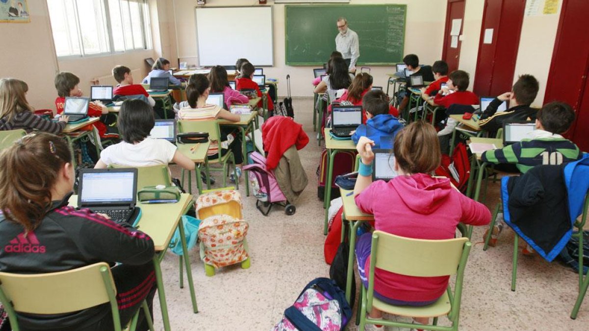 Un grupo de estudiantes atiende a su profesor en un colegio de la capital burgalesa.-RAÚL G. OCHOA