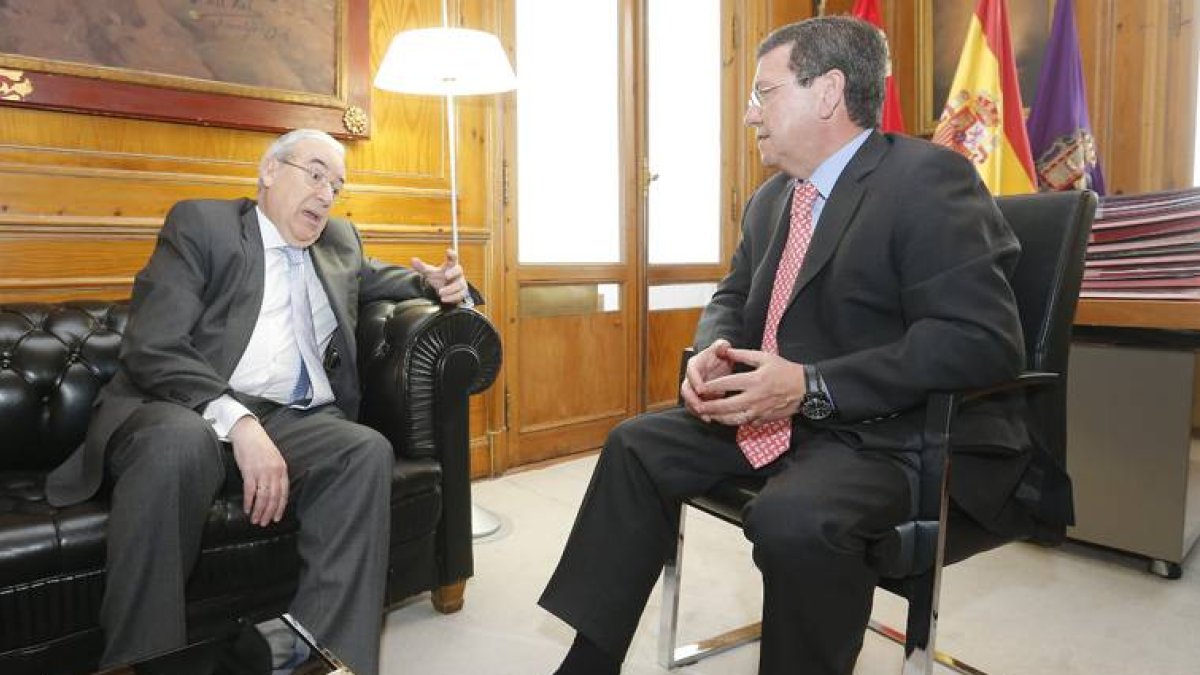 César Rico (dch.) y Jesús Encabo (izq.) ayer en la Diputación Provincial.-R. O.
