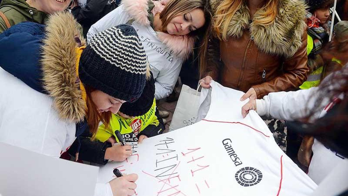 Los trabajadores agradecen el apoyo que, tras conocerse el cierre, han recibido de instituciones y ciudadanos.-ICAL