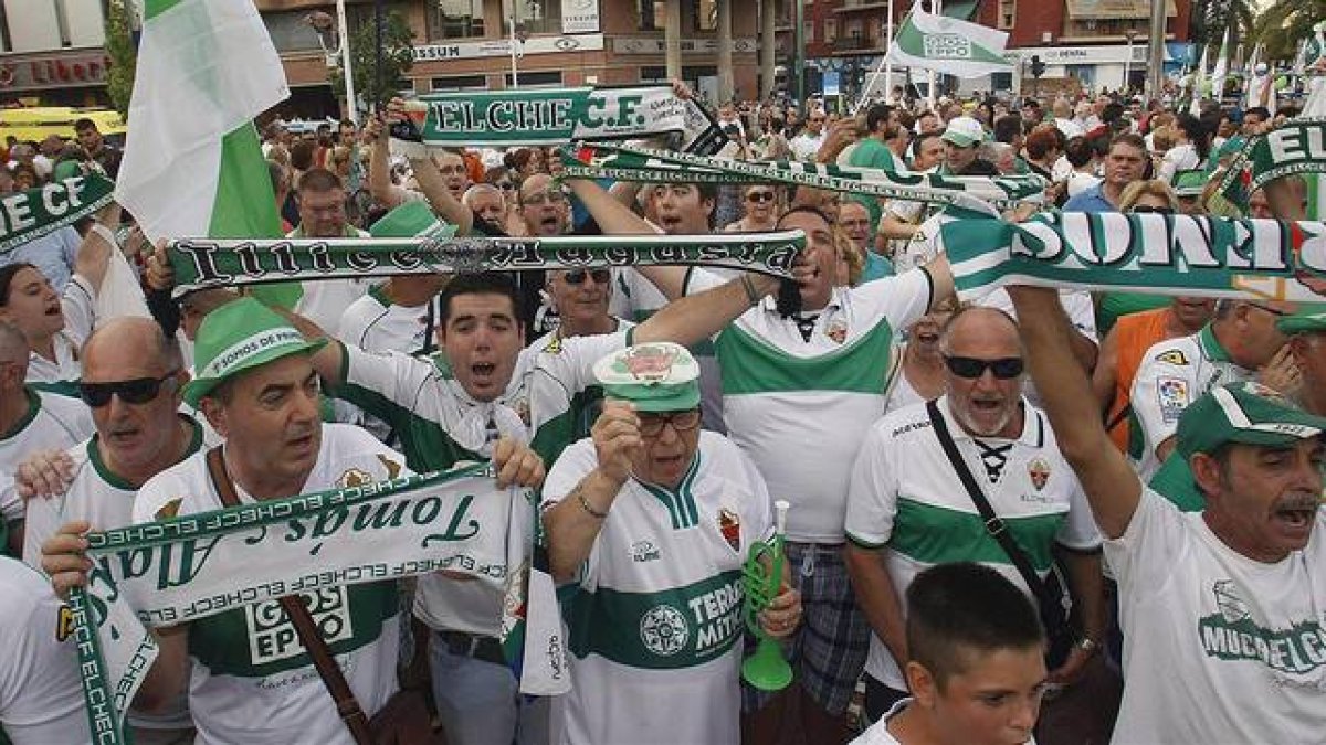 Aficionados del Elche se manifiestan por las calles de la localidad alicantina para reclamar que el equipo permanezca en la Primera, el pasado 2 de julio.-Foto: EFE/ MORELL
