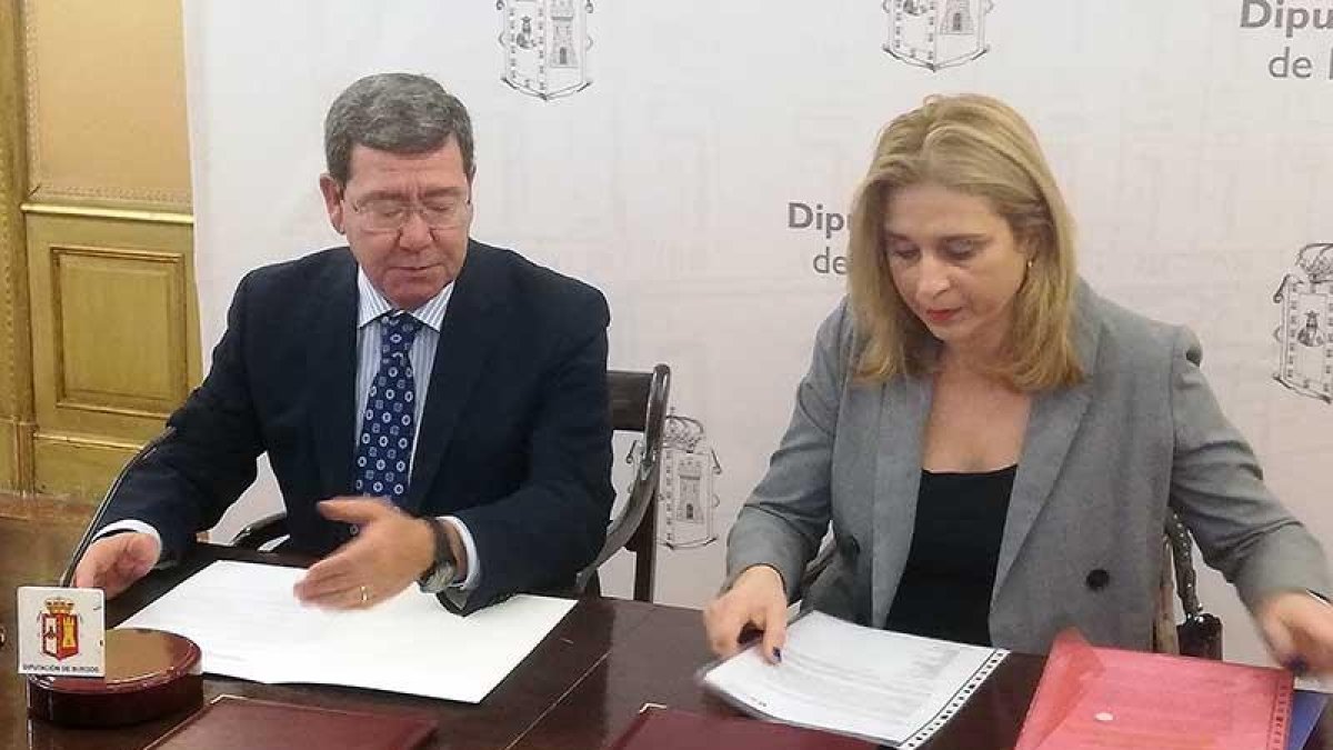 El presidente de la Diputación, César Rico, junto a la responsable de Accem en Burgos, Olga Aguilar.-D.S.M.