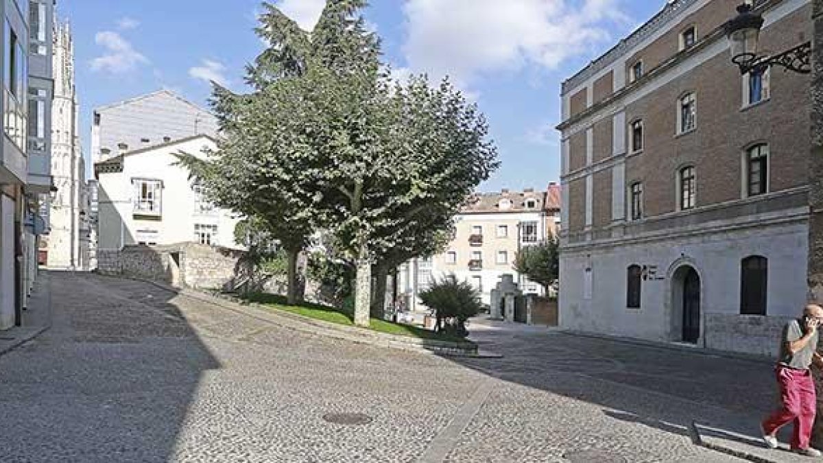 Confluencia de las calles Nuño Rasura y Santa Águeda, ambas objeto de un proyecto para cambiar el pavimento de cantos por otro de granito.-RAÚL G. OCHOA