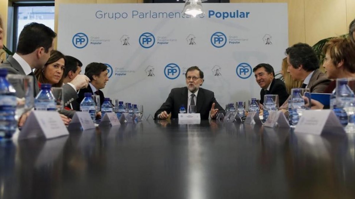 El líder del PP, Mariano Rajoy, en una reunión del grupo parlamentario popular a la que asiste (a su derecha) el secretario general, José Antonio Bermúdez de Castro.-EFE