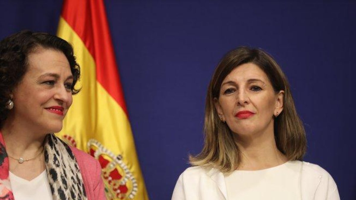 La ministra de Trabajo, Yolanda Díaz (d) en su toma de posesión con Magdalena Valerio (i).-EUROPA PRESS