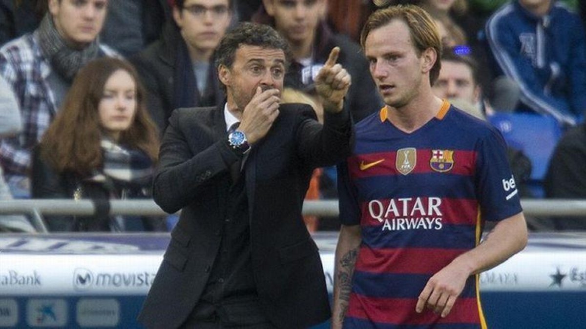 Luis Enrique da instrucciones a Rakitic durante el derbi de Cornellà.-JORDI COTRINA