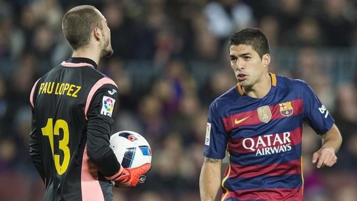 Pau López y Luis Suárez se encaran durante el partido de ida de los octavos de final de la Copa del Rey entre el Barcelona y el Espanyol en el Camp Nou.-JORDI COTRINA