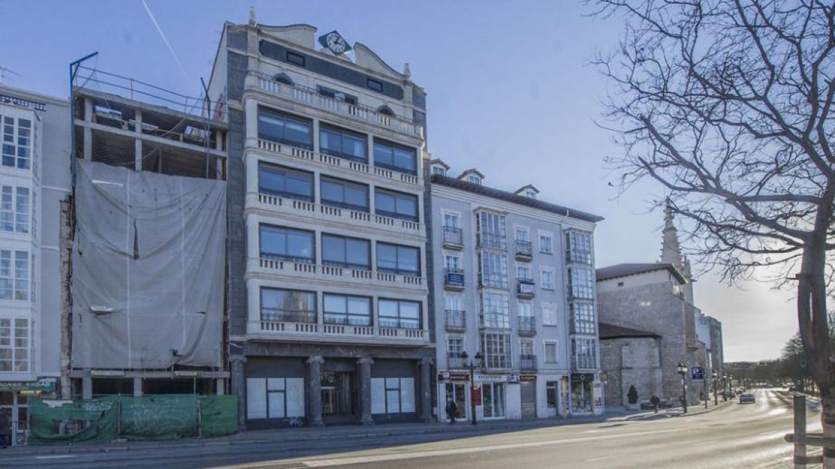 El edificio tapado con una lona lleva así desde el año 2012.-ISRAEL L. MURILLO