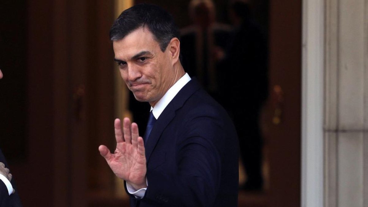 Pedro Sánchez durante la recepción al presidente de Ucrania.-/ BALLESTEROS (EFE)