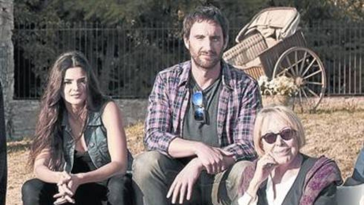 Los intérpretes Clara Lago, Dani Rovira y Rosa Maria Sardà, en el 'set' de rodaje de la película.-