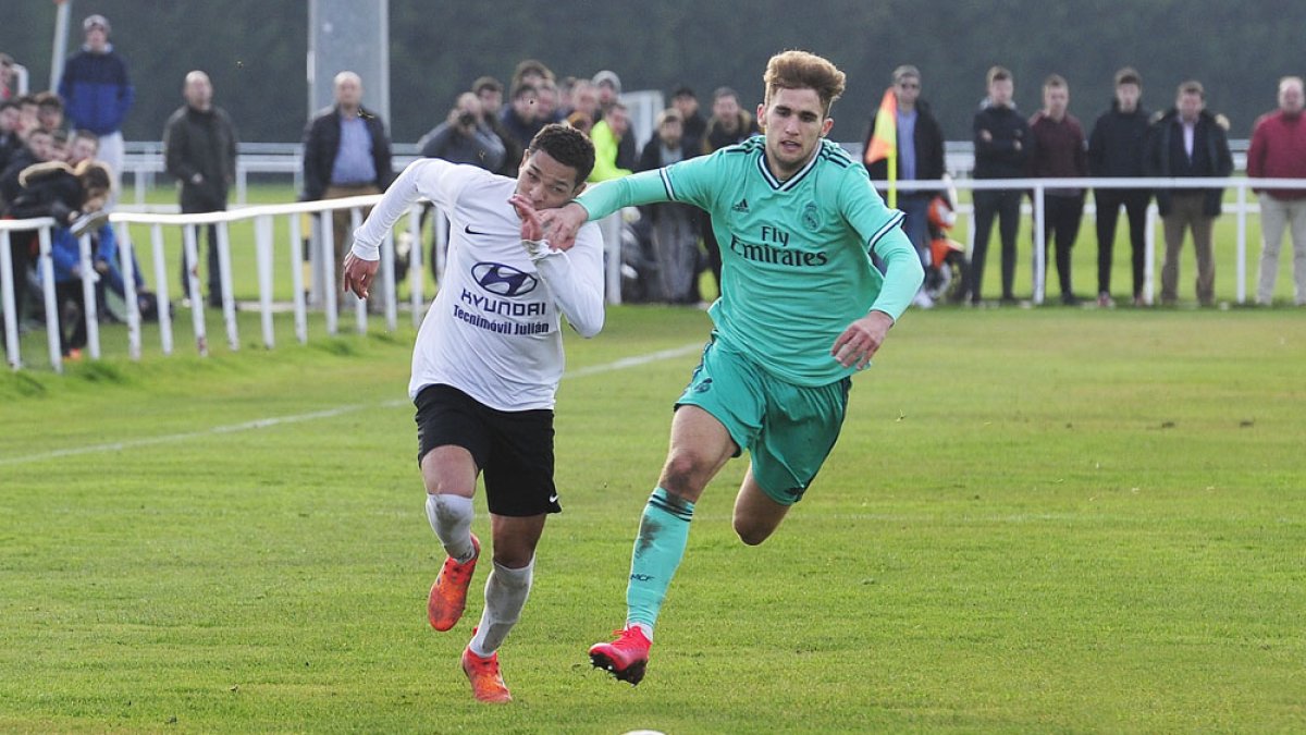 Iago gana la partida a su par en la acción del gol del Burgos, ayer, en el Luis Pérez Arribas. I. L. MURILLO