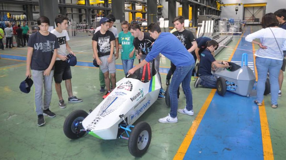 Los alumnos de uno de los equipos colocan su bólido durante la inspección técnica que ayer tuvo lugar en las instalaciones de Hiperbaric en Villalonquéjar-ISRAEL L. MURILLO