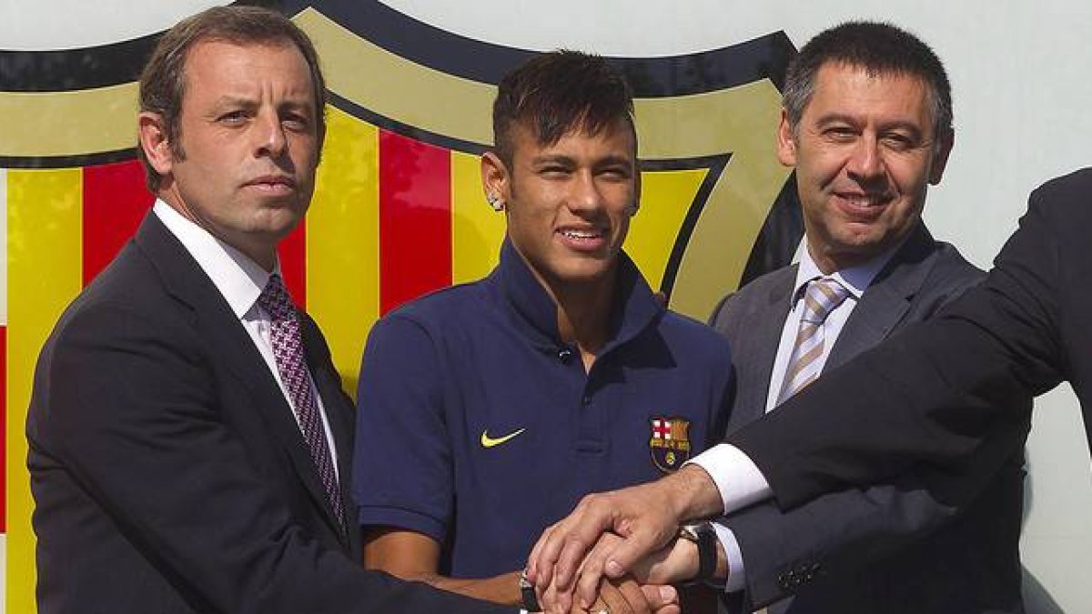 Neymar, entre Sandro Rosell y Josep Maria Bartomeu, el 3 de junio del 2013, día en que se formalizó su fichaje por el Barça.-Foto: JORDI COTRINA