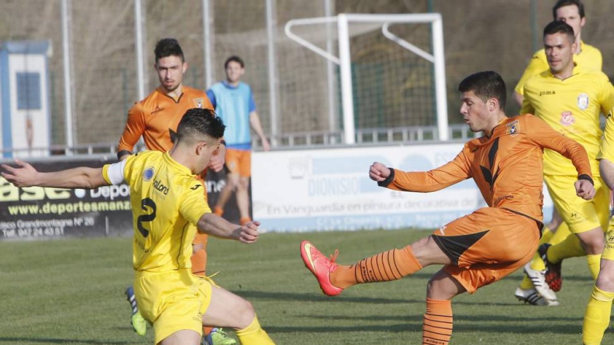 Manza dispara a puerta en una acción que fue repelida por la defensa del Real Ávila-Raúl G. Ochoa