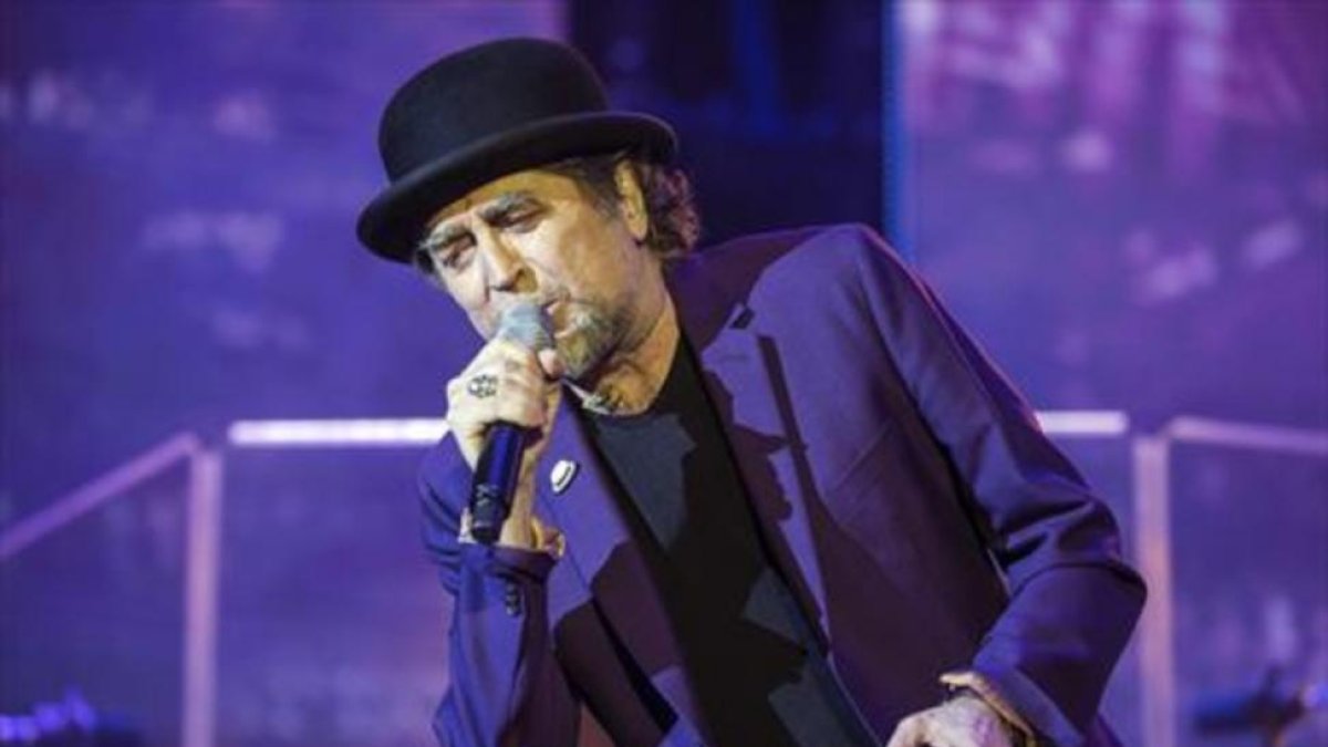 Joaquín Sabina, durante el concierto que realizó anoche en Úbeda, su localidad natal, donde empezó la gira española del disco 'Lo niego todo'.-JAVIER BRAGADO