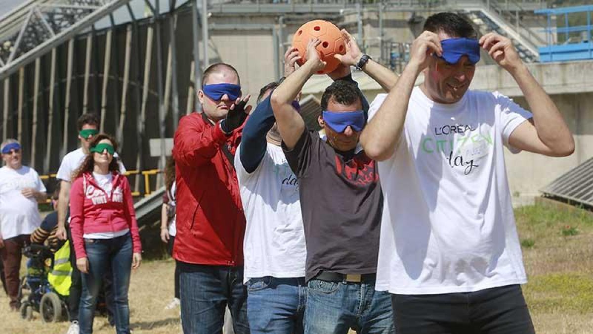 Una de las actividades consistió en pasarse una pelota hacia atrás con los ojos vendados entre los empleados de la fábrica y los usuarios de los colectivos invitados a esta jornada.-R. OCHOA