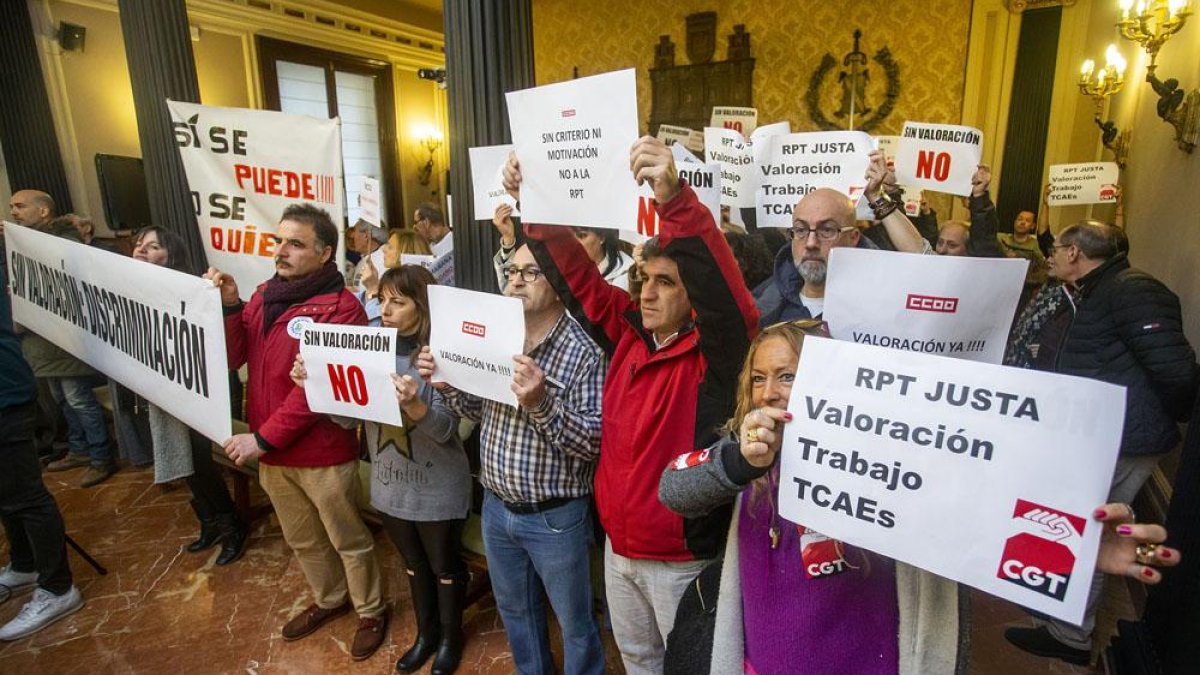 Trabajadores y sindicatos mostraron en el Pleno su oposición a la aprobación de la nueva RPT y la partida para ella.-S. O.