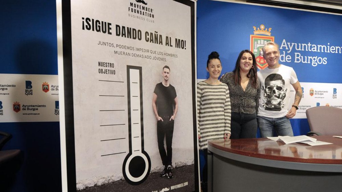 Los representantes de Movember, Tamar Losantos y Jesús Losantos, junto a la concejal, Estrella Paredes.-ISRAEL L. MURILLO