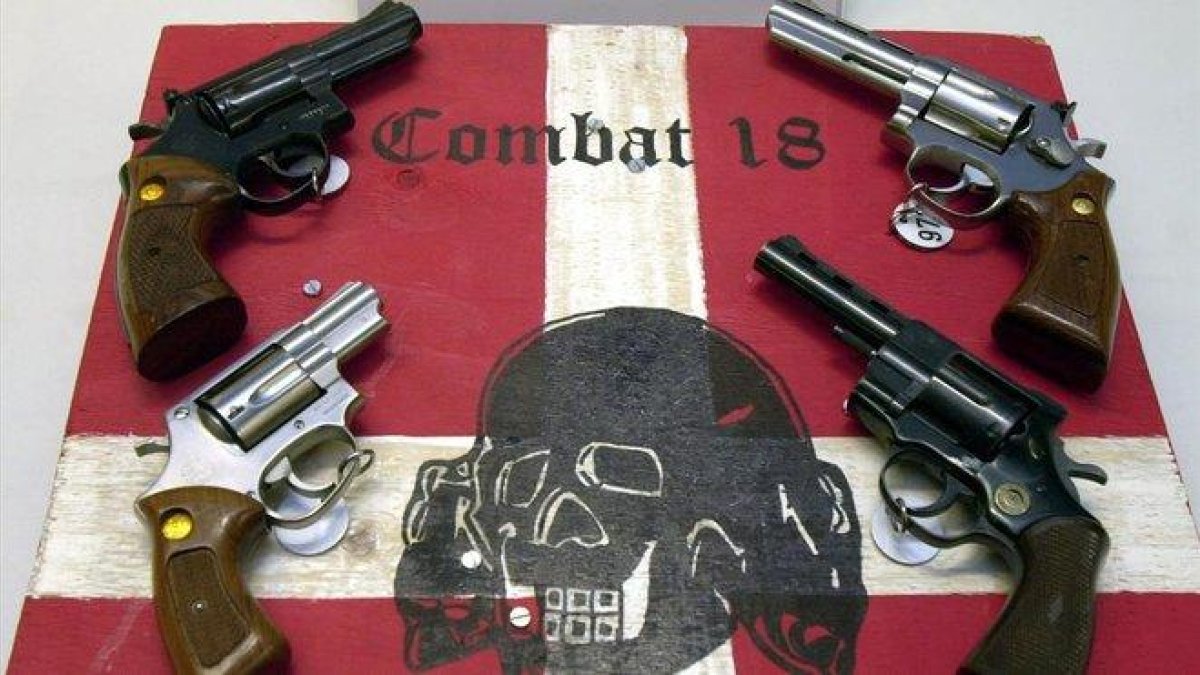 Armas decomisadas por la policía a miembros del grupo neonazi Combat 18.-AFP