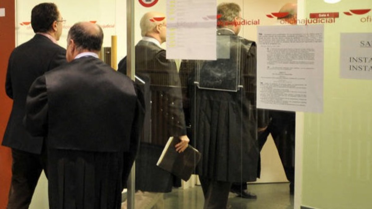 Abogados acceden a una sala de vistas. ECB