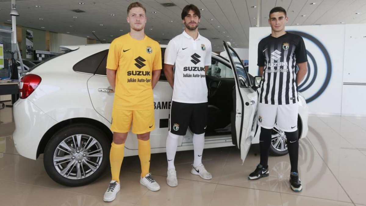De izquierda a derecha, Germán Marijuán,Andrés González y Sergio Esteban con las nuevas equipaciones.-RAÚL G. OCHOA