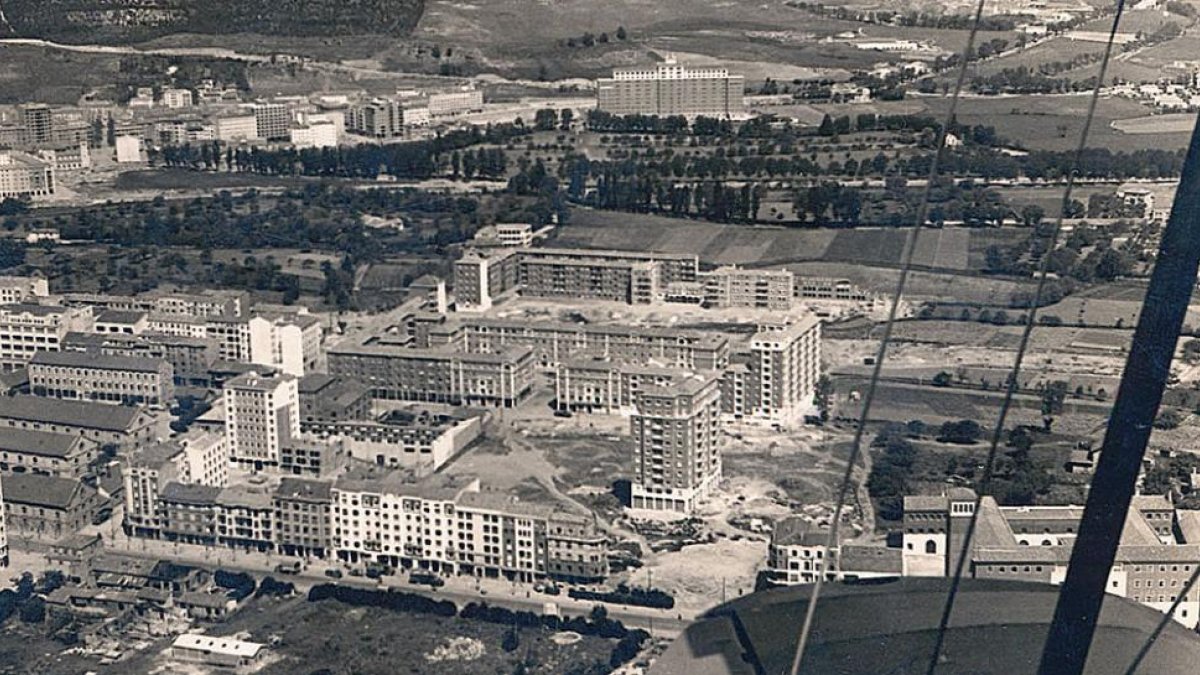 Imagen del hospital desde una avioneta, a la derecha se puede ver el antiguo Gobierno Militar y al fondo el Yagüe.-ARCHIVO MUNICIPAL