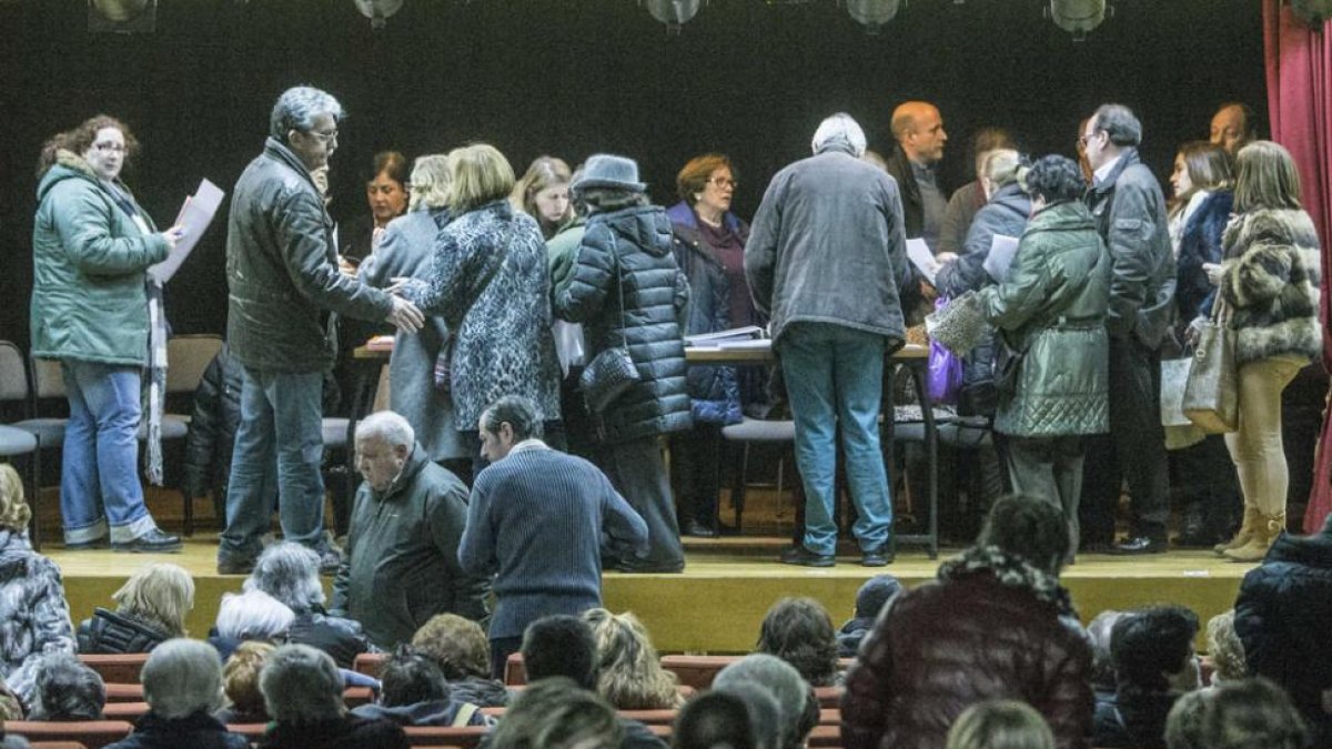El 16 de marzo se celebró en el colegio Concepcionistas la reunión de presentación de la asociación de vecinos.-RAÚL G. OCHOA