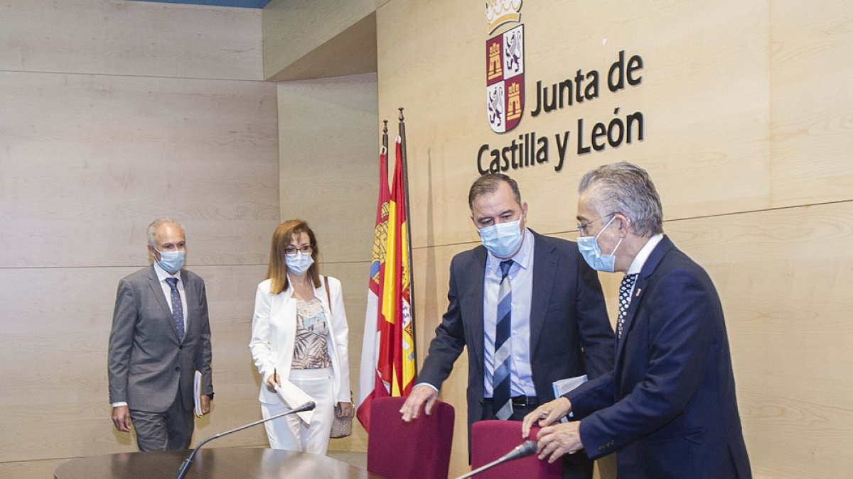 Juan Carlos Pérez, Rebeca Gutiérrez, José Antonio Antón y Roberto Saiz informaron ayer sobre el nuevo curso escolar. I.L.M.